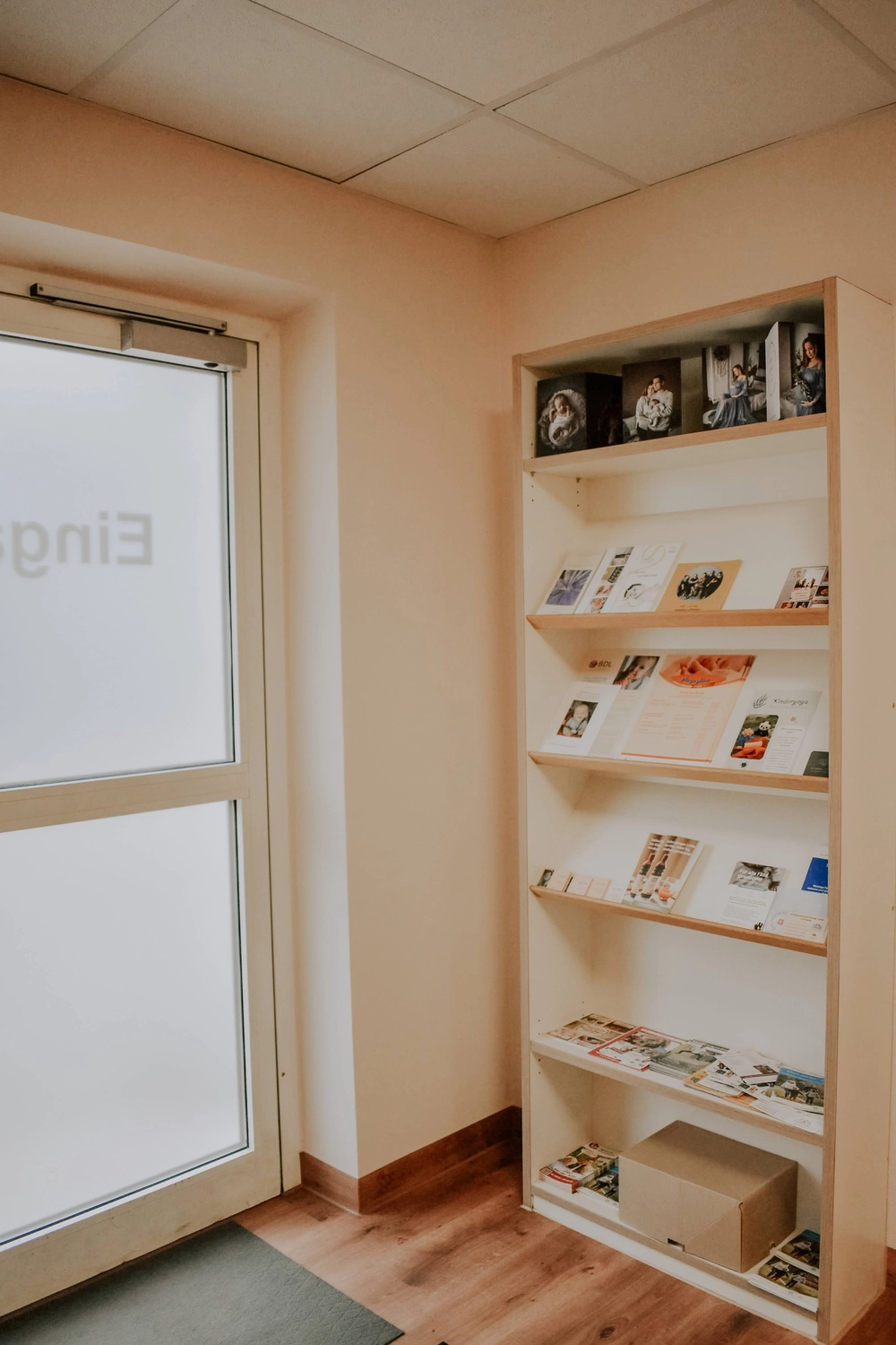 Antonia Schäffler - Hebammenpraxis Eggenfelden - Dieser Bereich scheint ein Flur zu sein oder Wartezimmer in einem Büro, einer Klinik oder einem ähnlichen öffentlichen Gebäude