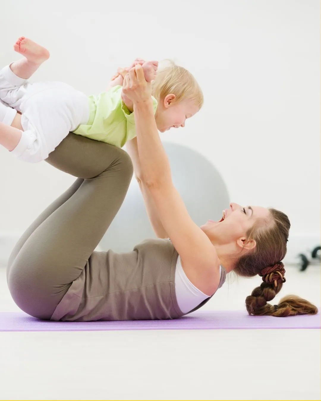 Antonia Schäffler - Hebammenpraxis Eggenfelden - Dieser Bereich scheint ein Flur zu sein oder Wartezimmer in einem Büro, einer Klinik oder einem ähnlichen öffentlichen Gebäude